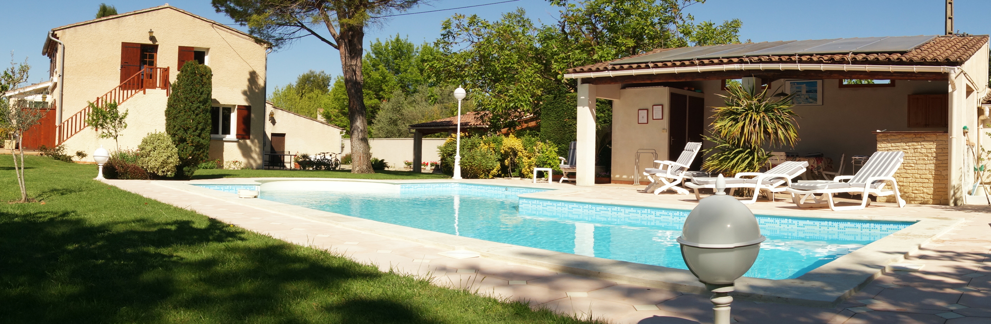 Location en provence-entree-poolhouse