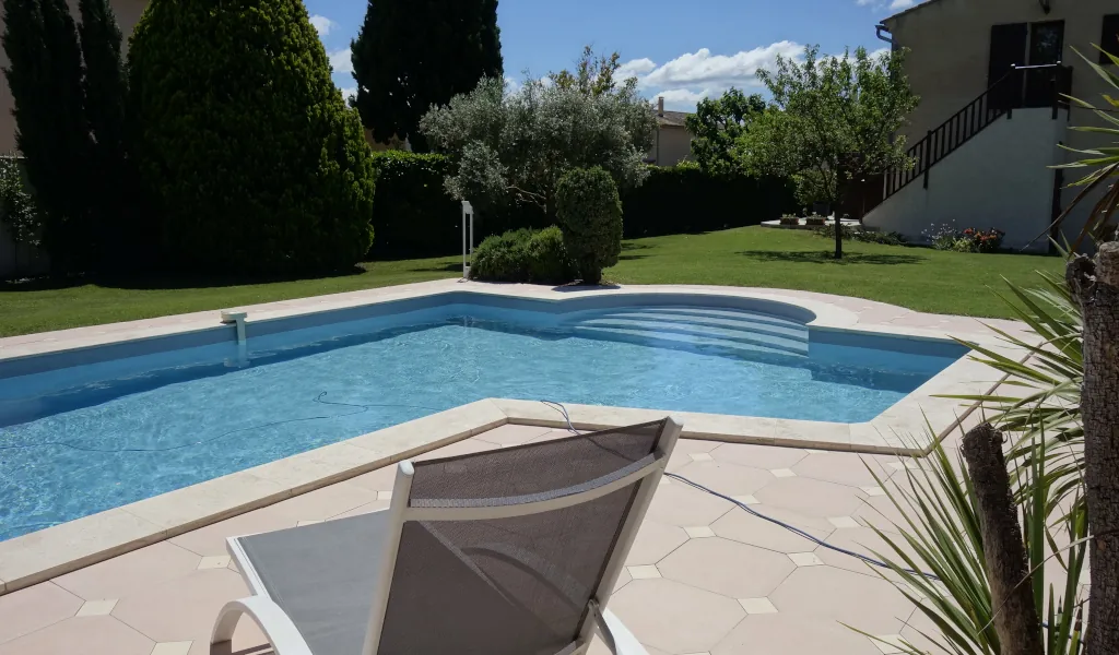 Escalier piscine arrondi des hibiscus